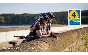 Radfahrer auf der Staumauer Möhnesee
