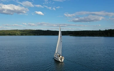Segelboot auf dem Möhnesee