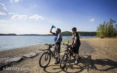 Radfahrer macht eine Trinkpause am Möhnesee
