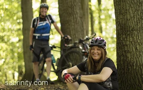 Radfahrende machen eine Pause im Wald
