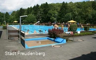 Freudenberg_Warmwasser-Freibad_Sport und Erholung eingebettet in die siegerländer Wald und Wiesenlandschaft