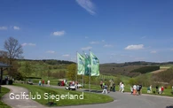 Golfplatzidylle mit Spielern und Besuchern im Berghäuser Tal