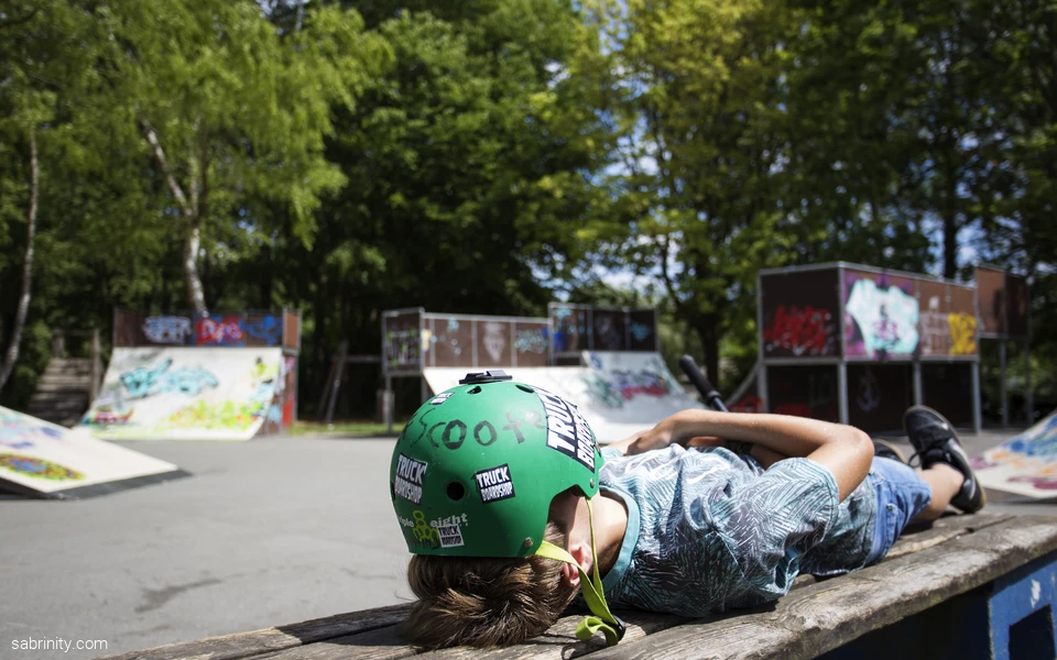 Skater liegend auf einer Bank
