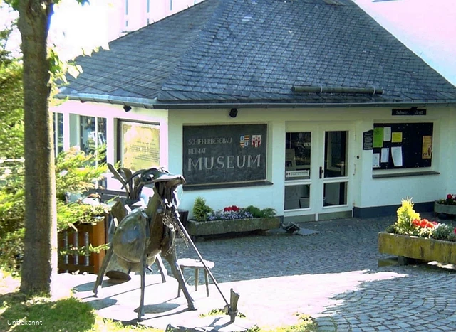 Eingang Schieferbergbau- und Heimatmuseum in Holthausen