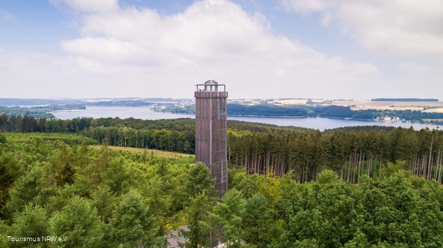 Möhnesee-Turm am Wegesrand